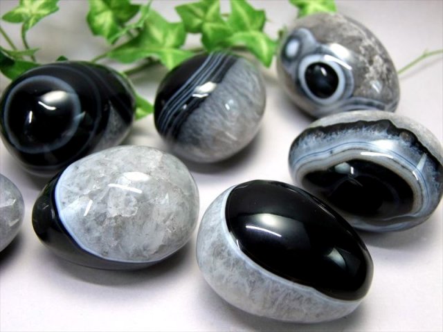水晶半分を厳選 天眼メノウ エッグ型 置物 高さ約50mm 90g-100g前後 1