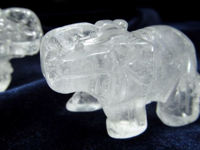幸運の象徴 天然水晶 象(ゾウ)彫り置物 サイズ 約30mm×40mm前後 仕事で