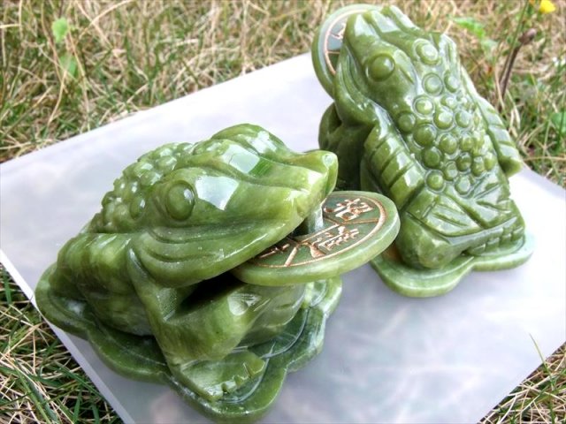 目元可愛い インテリアに サーペンティン(蛇紋石)銭蛙(三本脚のカエル