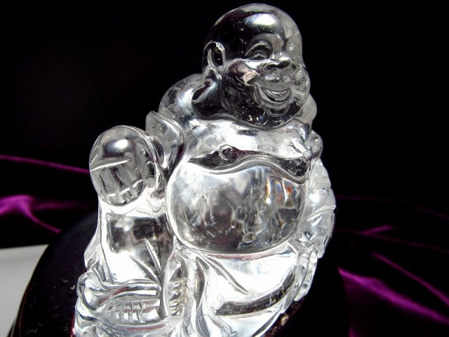 超透明 天然水晶 布袋尊彫り 置物 (専用木製台付き) 石幅約66.5mm 重さ