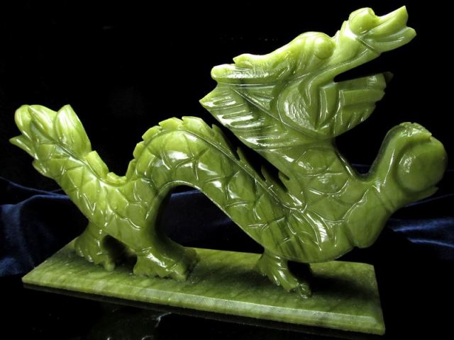 ライトグリーン 愛らしい表情タイプ 玉持ち龍神 サーペンティン（蛇紋