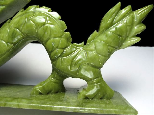 ライトグリーン 愛らしい表情タイプ 玉持ち龍神 サーペンティン（蛇紋