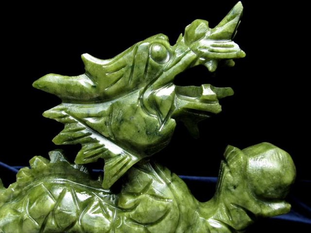 勇ましい表情タイプ 玉持ち龍神 サーペンティン(蛇紋石)龍彫刻置物 400