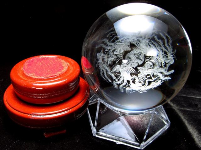 9羽の鳳凰 クリスタルガラス製 丸玉 専用台座付き 直径約80mm レーザー