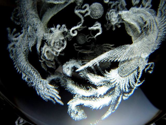 鳳凰と神龍 クリスタルガラス製 丸玉 専用台座付き 直径約80mm