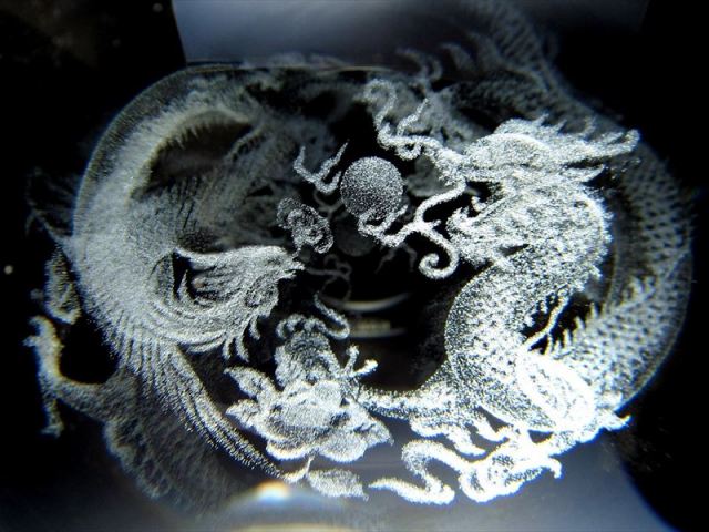 鳳凰と神龍 クリスタルガラス製 丸玉 専用台座付き 直径約80mm