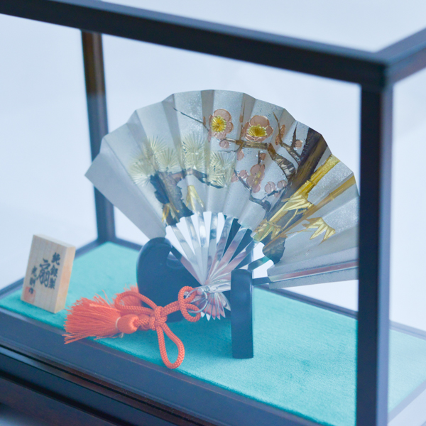 送料無料】 銀製 扇子 松竹梅 D 7.0号・68g ガラスケース付き / 光則