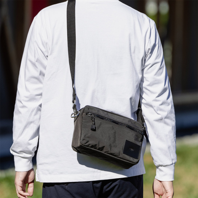 ヴァレクミニショルダー』(全3色)塩縮加工ナイロン/ペットボトルも収納