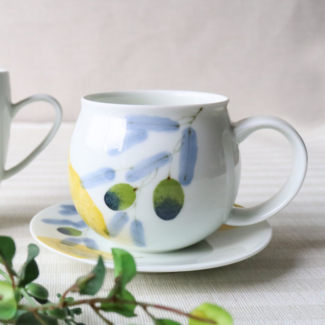 波佐見焼 陶房青 窯元 まるくかわいいフォルムのマグカップ。持ちやす