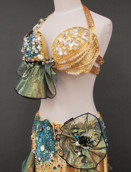 ベリーダンス衣装】高級感溢れるゴールド！スカートの花モチーフは