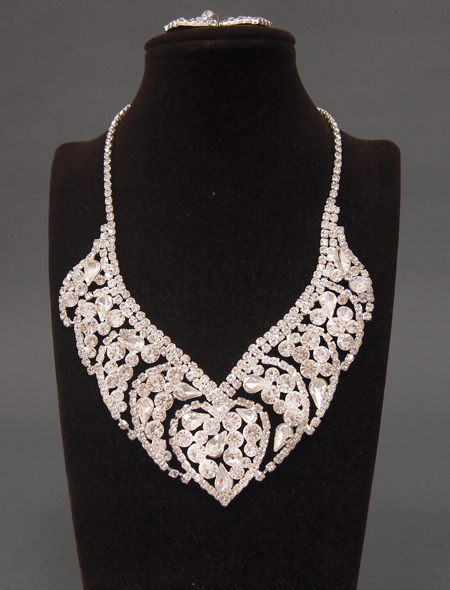 ネックレスとイヤリングのセット】ハートのモチーフが可愛らしい！輝き