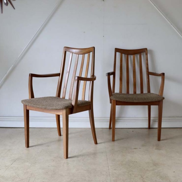 肘掛けつきの贅沢に身を委ねる。G-planジープラン・ダイニングチェア