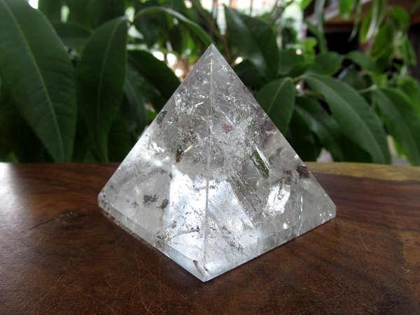 レインボースタッデッドクォーツ/天然水晶ピラミッド/トカンティンス州