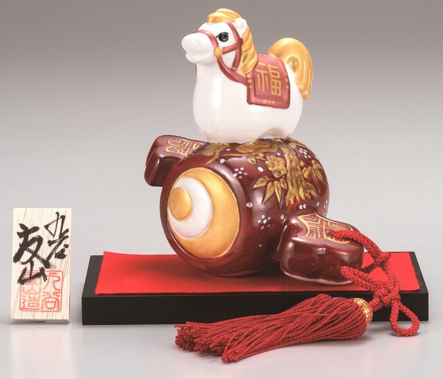 九谷焼縁起干支 7.5号波乗り午 赤金彩（飾台・敷物・立札付） [ 長峰窯 ]