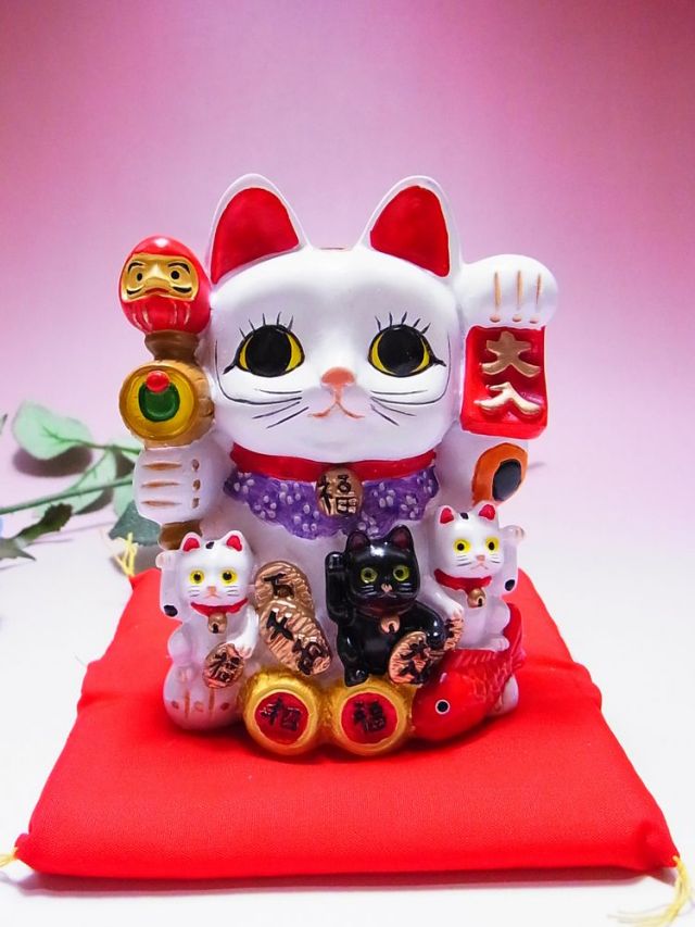 日本のおみやげ】◇招福猫【招福招き猫】座布団付/貯金箱