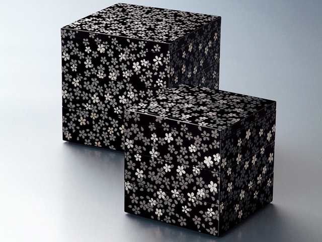 桜の漆器三段重 テーブルが華やかに！