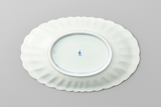 染付牡丹菊型小判皿（盛皿）・有田焼渓山窯の皿です。