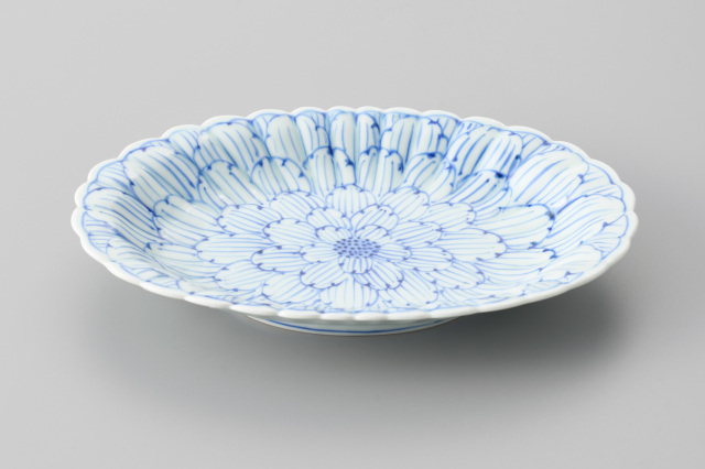染付牡丹菊型小判皿（盛皿）・有田焼渓山窯の皿です。
