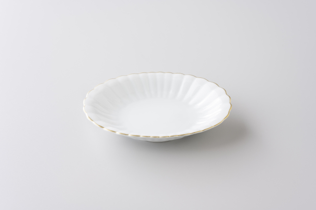 渕金白磁菊型小判皿・有田焼渓山窯の皿です。