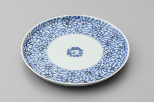 染付蛸唐草見込松竹梅丸皿・有田焼渓山窯の皿です。