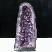 アメジストドームの年間取扱い量10,000本以上の銀座東道天然石専門店