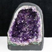 アメジストドームの年間取扱い量10,000本以上の銀座東道天然石専門店