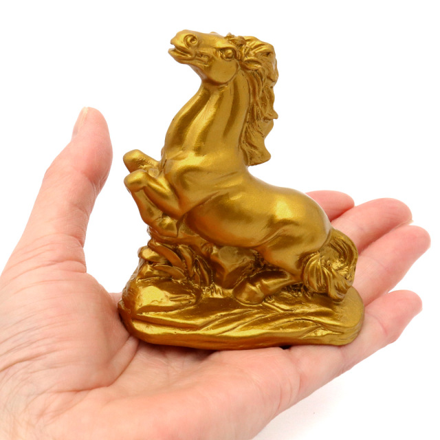 馬 2026年 干支 午年 置き物 樹脂製 Sサイズ 正月 新年 縁起物 彫り物