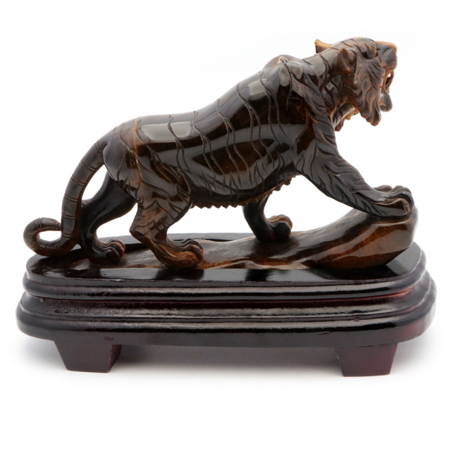 タイガーアイ 虎 置物 彫刻 台座付き 1.05kg 虎眼石 風水 干支 とら 飾り物