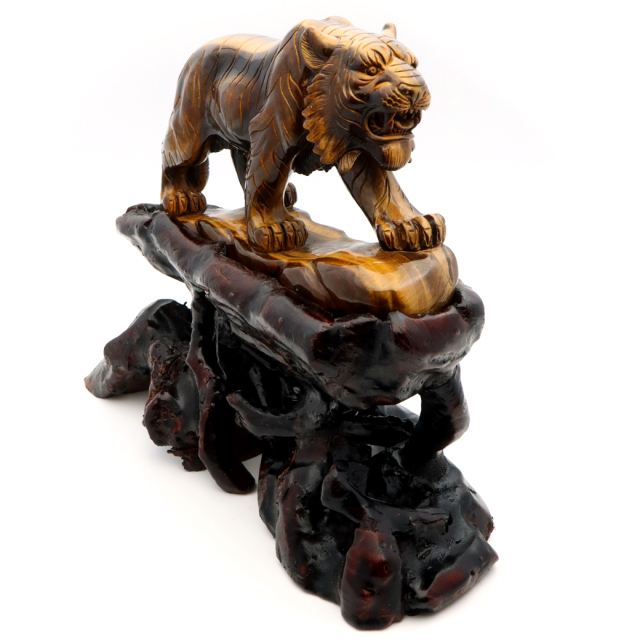 タイガーアイ 虎 置物 彫刻 台座付き 1.8kg 虎眼石 風水 干支 とら 飾り物