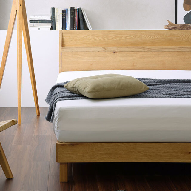 オーク材突板を使用したシンプルなデザインのベッドフレーム「ロブレ