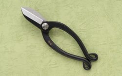 池坊鋏:華道などで使う断面の繊維を潰さず切れるわらびの付いた鋏