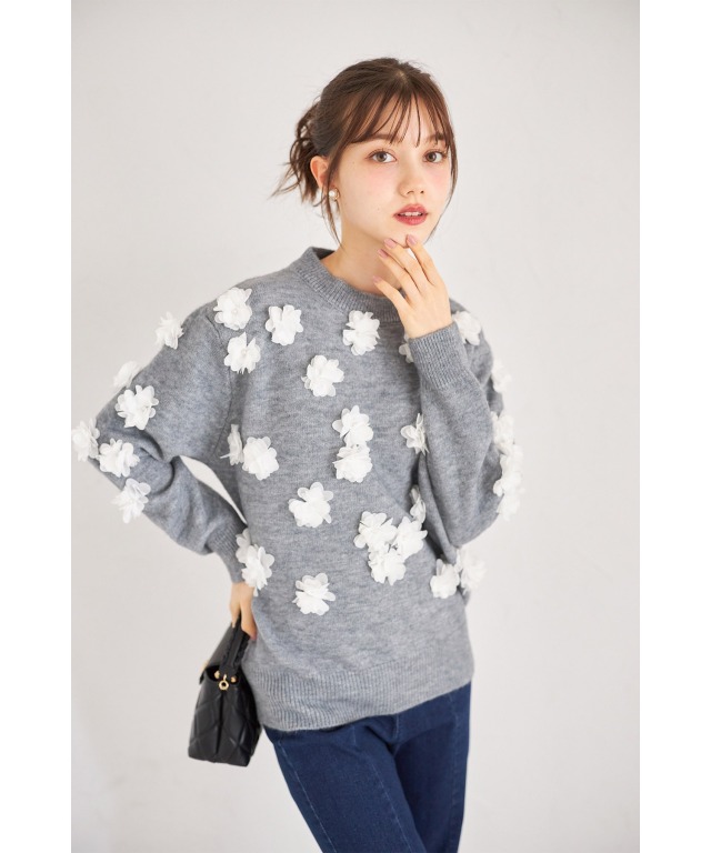 立体フラワーモチーフ付きニットプルオーバー
