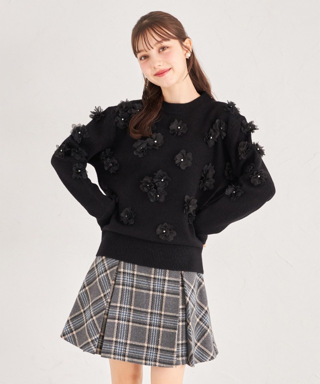 立体フラワーモチーフ付きニットプルオーバー