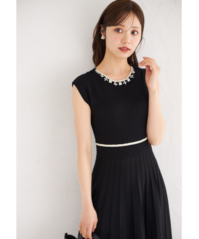 リボン＆ビジュー付き配色ライン入りプリーツニットワンピース