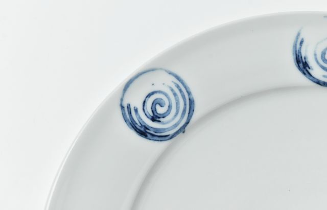 九谷青窯 88 印判うず巻8寸皿 ｜ 暮らしのうつわ花田 和食器 通販