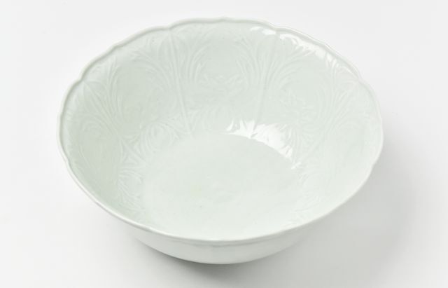 宮岡麻衣子 17 白磁陽刻牡丹文深鉢 ｜ 暮らしのうつわ花田 和食器 通販