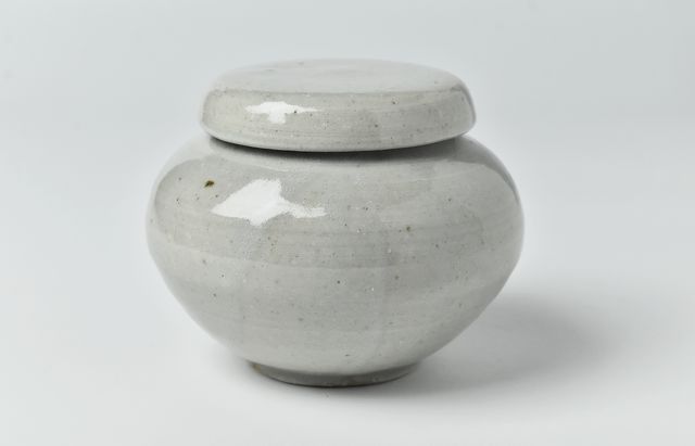 日高伸治 3 青白磁蓋付薬壺 中 ｜ 暮らしのうつわ花田 和食器 通販