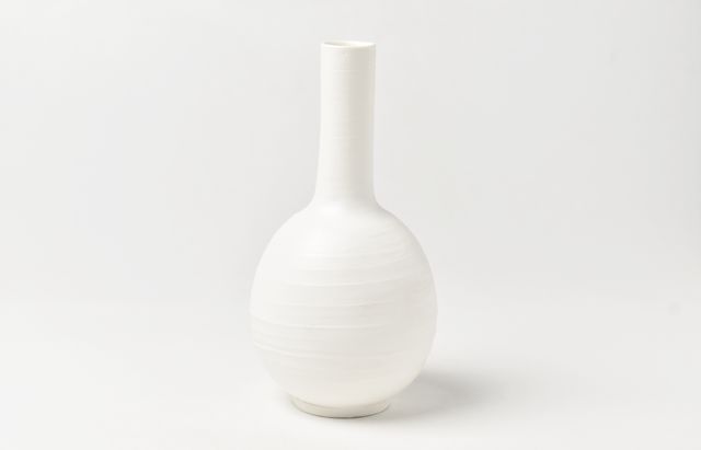 鈴木重孝 純白磁鶴首一輪差し ｜ 暮らしのうつわ花田 和食器 通販