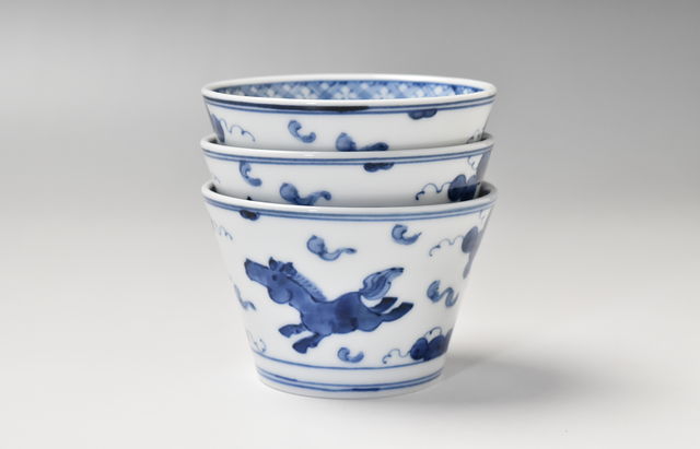 吉岡将弐 マルチカップ 染付飛び馬文 ｜ 暮らしのうつわ花田 和食器 通販