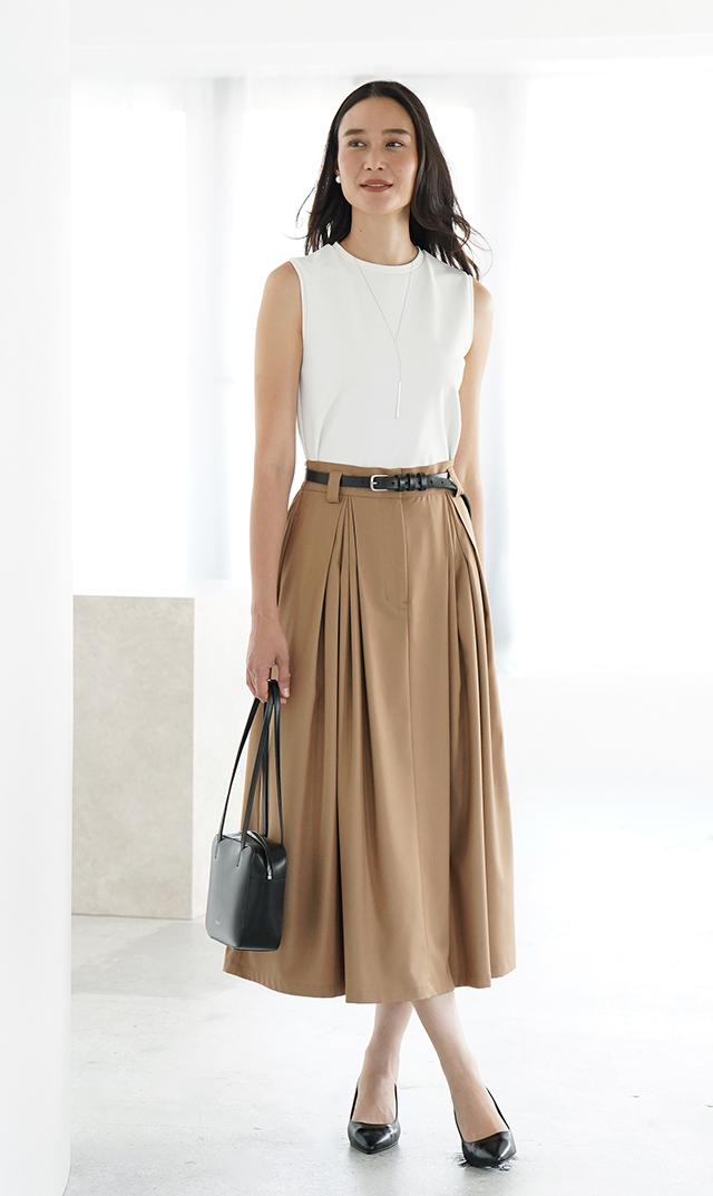 デザインタックが目を惹き、優雅に広がるフレアシルエットが大人心を