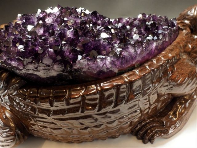 ☆迫力の巨大木彫り台座付きアメジストクラスター！☆激レア鰐彫り台座
