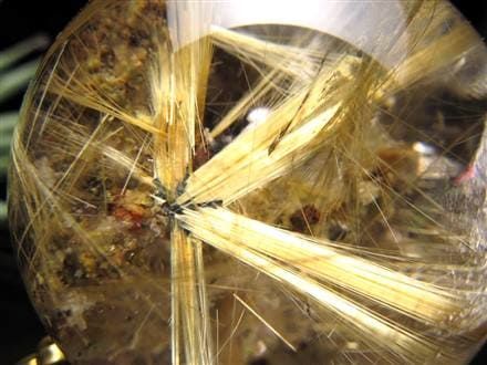 極みの逸品】☆絶大な存在感！太陽放射ルチル☆透明度抜群！板状