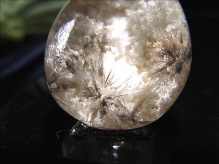 バイヤー厳選！】☆超希少な星状ルチル結晶☆極上結晶の中に広がる