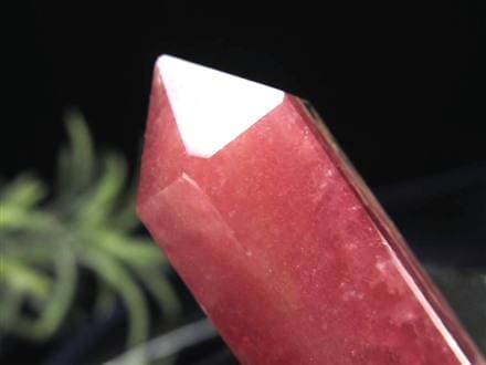 ◇濃色ピンクレッド◇結晶の煌めきと縞模様が美しい◇情熱的な恋を