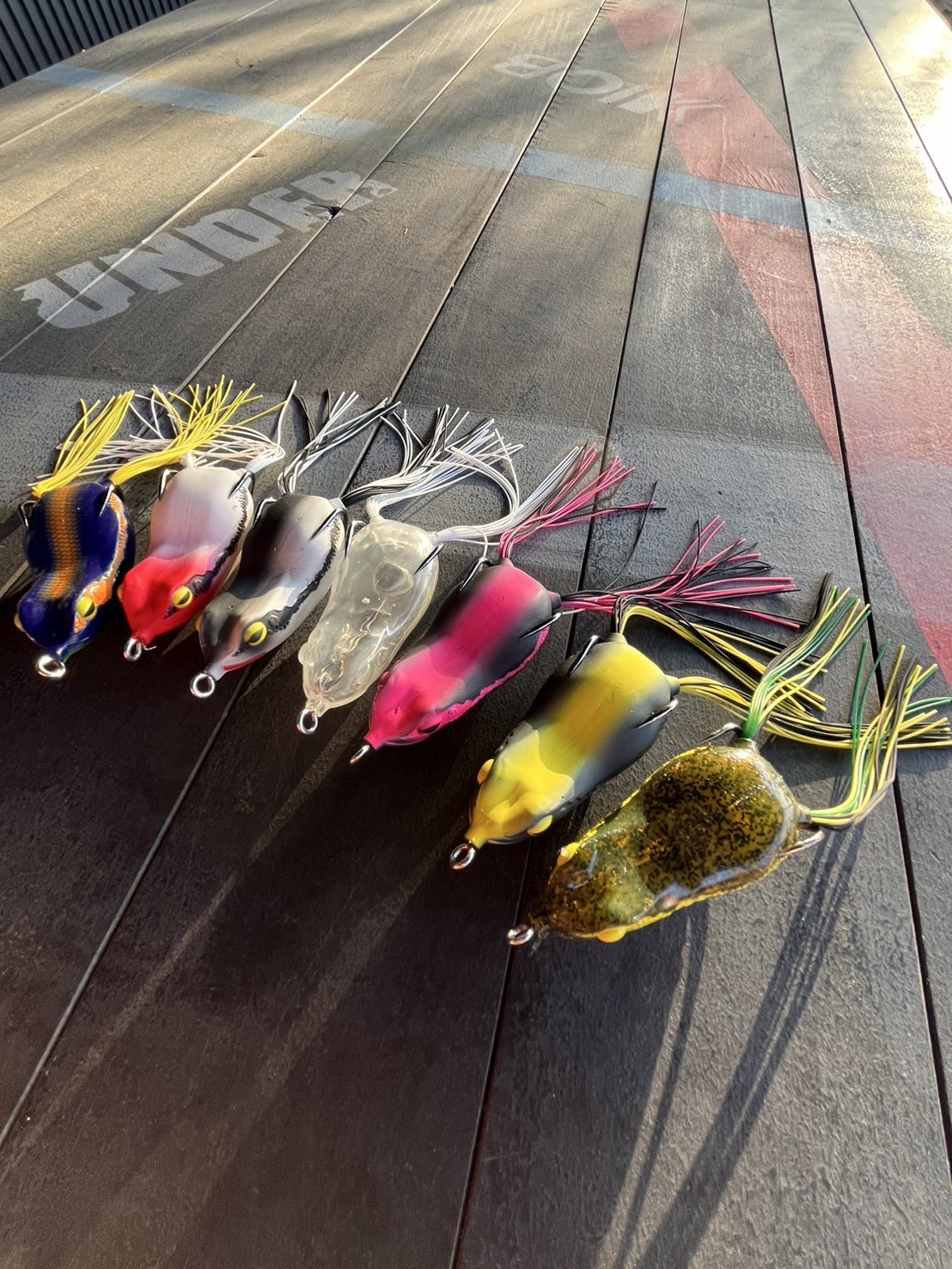 フォービー 2025年新色 10FTU テンフィートアンダー