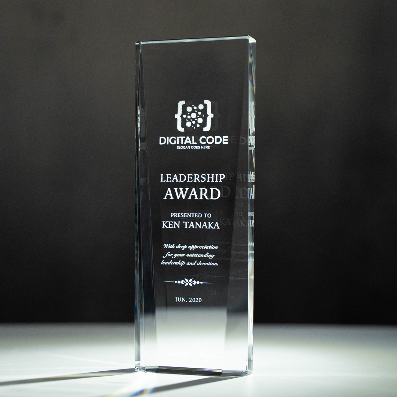 クリスタルトロフィー 内部レーザー彫刻《XC-L-0113_Cサイズ》(高さ