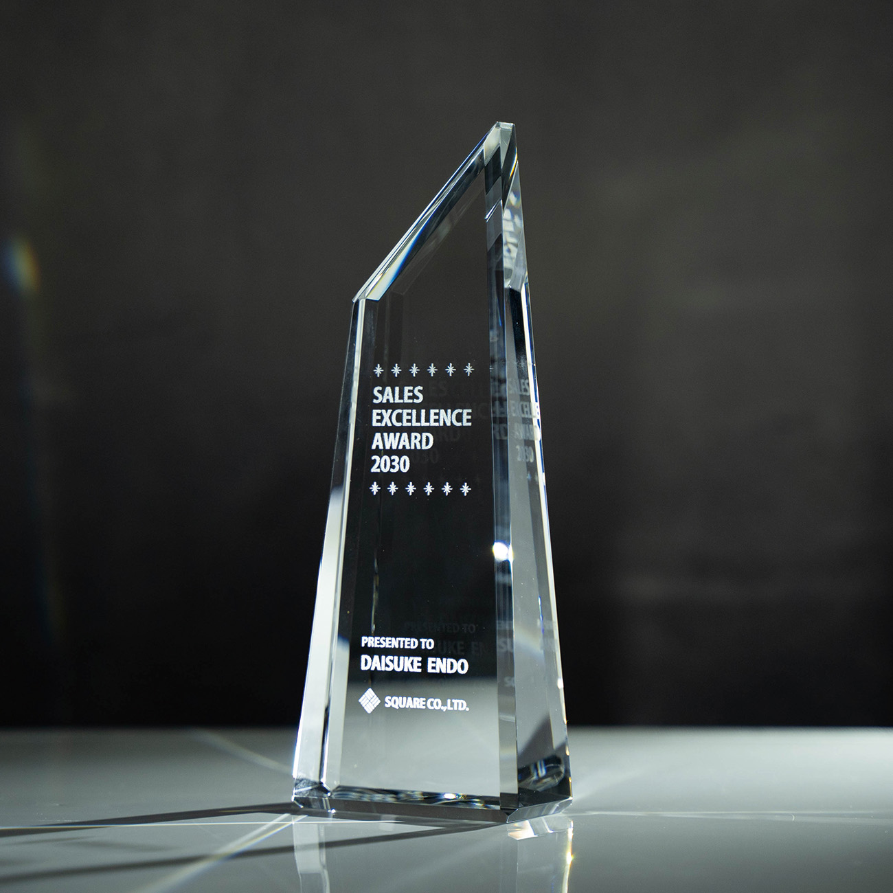 クリスタルトロフィー 内部レーザー彫刻《XC-L-0108_Aサイズ》(高さ