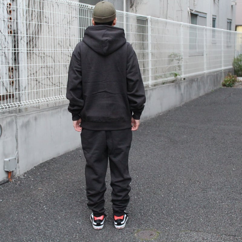 ミニボックスロゴ刺繍ヘビーウェイトスウェットパンツ ブラック | チャ