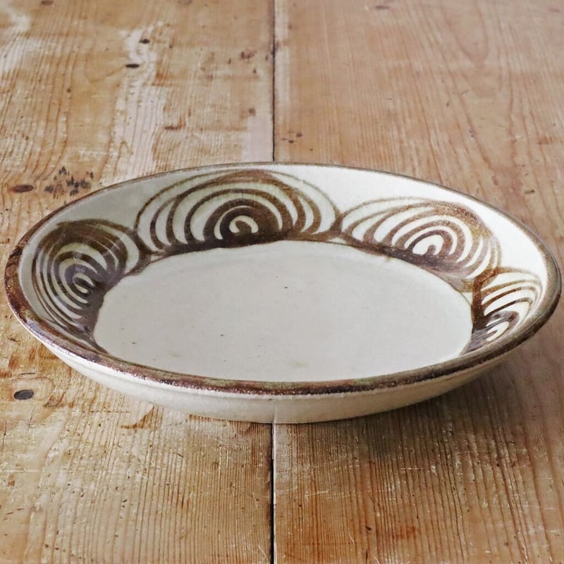 瀬戸本業窯 馬の目 9寸皿 茶（鉄） | MARKUS