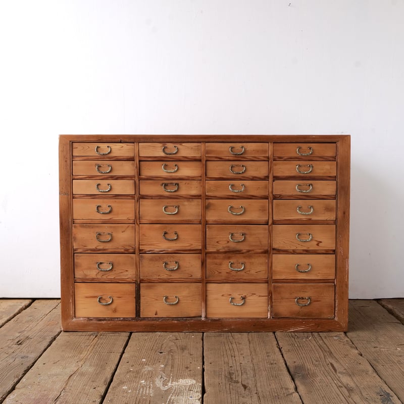 高さ違いの抽斗が整然と並ぶ28杯の薬箪笥/sk.768 | SLOWHAND DEPARTMENT